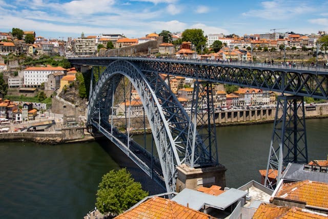 Bonjour Samy, je confirme que notre retour s’est bien passé et que j’ai pu récupérer ma valise à Lisbonne pour y déposer nos souvenirs avant de partir. Nous avons été émerveillés par le Portugal, spécialement Porto et Nazaré pour la beauté des paysages et de l’histoire. 
Salutations et merci.